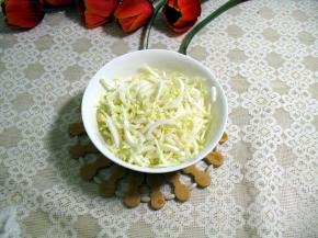 白菜切丝备用