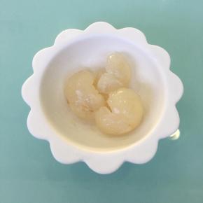 荔枝去壳去核。