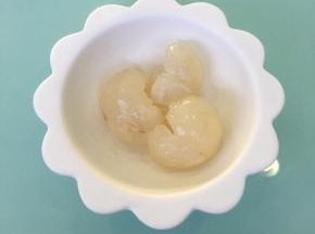 荔枝去壳去核。