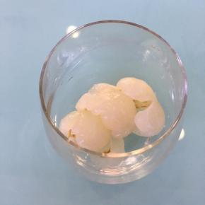 将荔枝果肉放入杯中。