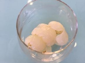 将荔枝果肉放入杯中。