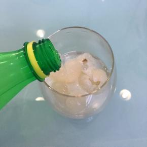 倒入冰冻过的雪碧即可饮用。