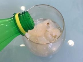 倒入冰冻过的雪碧即可饮用。