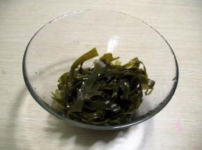 海带泡发,切成丝