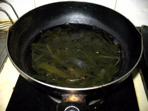 锅中放入水,烧热放入海带煮熟