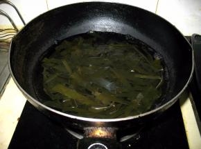 锅中放入水,烧热放入海带煮熟