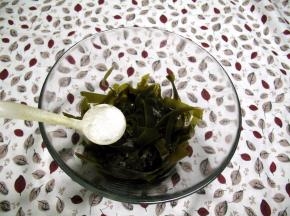 过凉水后的海带放入盐