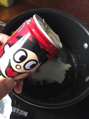 同样煮旺仔牛奶凉粉，煮好后也倒入杯中