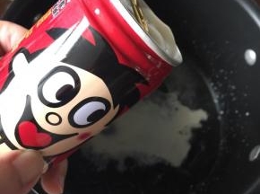同样煮旺仔牛奶凉粉，煮好后也倒入杯中
