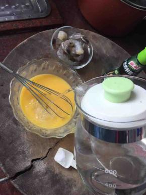 鸡蛋打散后加入适量温开水搅拌均匀