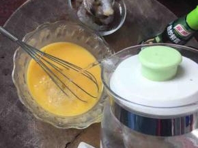 鸡蛋打散后加入适量温开水搅拌均匀