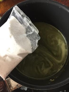 倒入白凉粉搅拌均匀