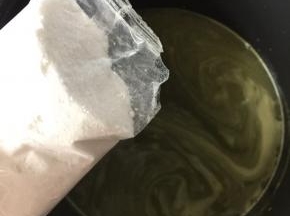 倒入白凉粉搅拌均匀