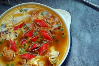 淋入味极鲜酱油和家乐热炒鲜露