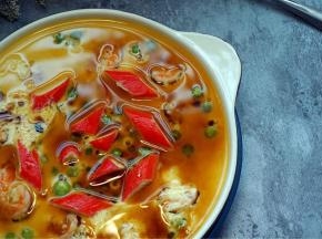 淋入味极鲜酱油和家乐热炒鲜露