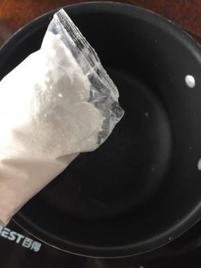 锅里加入适量清水倒入白凉粉搅拌均匀