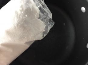 锅里加入适量清水倒入白凉粉搅拌均匀