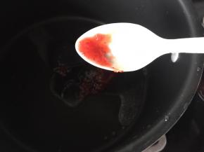 勺适量草莓果酱和清水放入锅里搅拌均匀后加白凉粉搅拌煮开