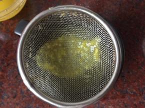 通过网筛倒入杯中