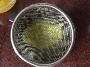 通过网筛倒入杯中
