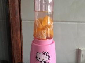 橙子加适量清水用搅拌机搅打橙汁