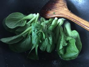 锅里热油后放入大头菜大火热炒