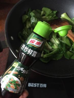 起锅前加入盐翻炒，然后淋入热炒鲜露即可