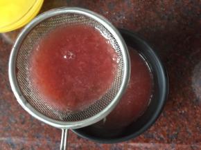 通过网筛倒入杯中