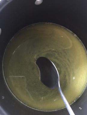 开火用汤勺搅拌至煮开