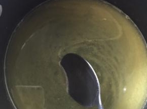开火用汤勺搅拌至煮开
