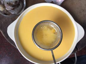 然后将鸡蛋液过滤到盘里