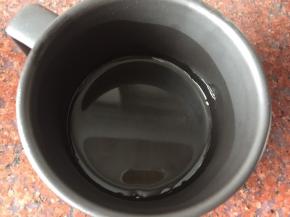 将煮开的白凉粉倒入杯中