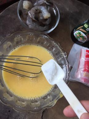 加入2g盐搅拌均匀