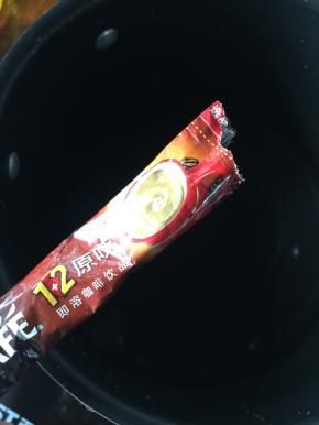 将咖啡倒入锅中加入适量清水和白凉粉搅拌均匀煮开后倒入杯中