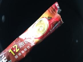 将咖啡倒入锅中加入适量清水和白凉粉搅拌均匀煮开后倒入杯中