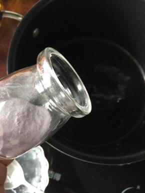 煮蓝莓凉粉，煮好后也倒入杯中