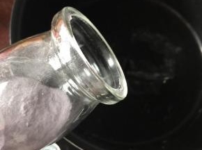 煮蓝莓凉粉，煮好后也倒入杯中
