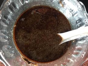 黑凉粉加入适量清水搅拌均匀后倒入锅中搅拌煮开后倒入杯中