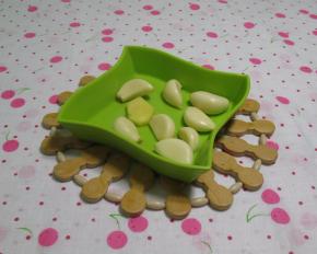 准备适量的蒜和姜,姜的量要比蒜少