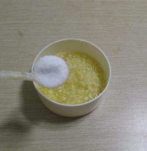 加入适量的盐,做的是咸菜可以多放点盐,保存的时间长些