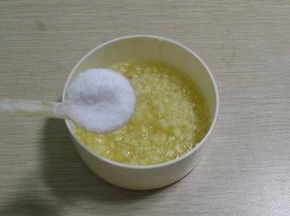 加入适量的盐,做的是咸菜可以多放点盐,保存的时间长些