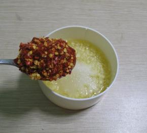 加入适量的辣椒面