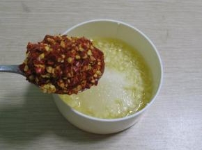 加入适量的辣椒面
