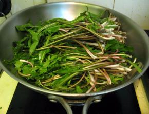 凉水放入婆婆丁氽水,熟了出锅