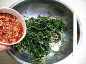 挤出一部分水,水多容易坏,一点水没有太干不好吃,只要一点点就够,放入事先拌好的酱