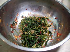 拌好的婆婆丁,装盒冷藏后就可以吃了