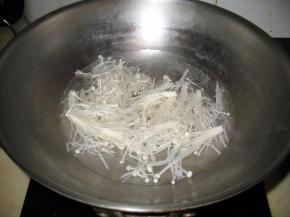 金针蘑洗浄去掉根锅中加入水烧热倒入金针蘑煮熟