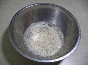 煮熟的金针蘑对过水