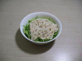 金针蘑倒入黄瓜丝碗中
