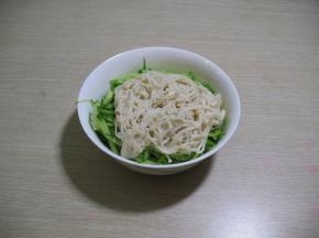 金针蘑倒入黄瓜丝碗中